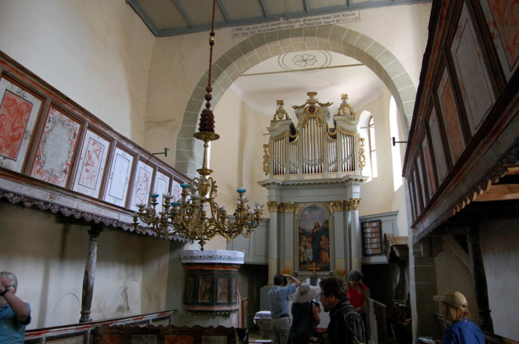 Biserica evanghelică din Viscri mai găzduieşte încă slujbe pentru enoriaşii din sat 