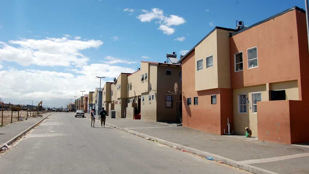 Noile case din Langa