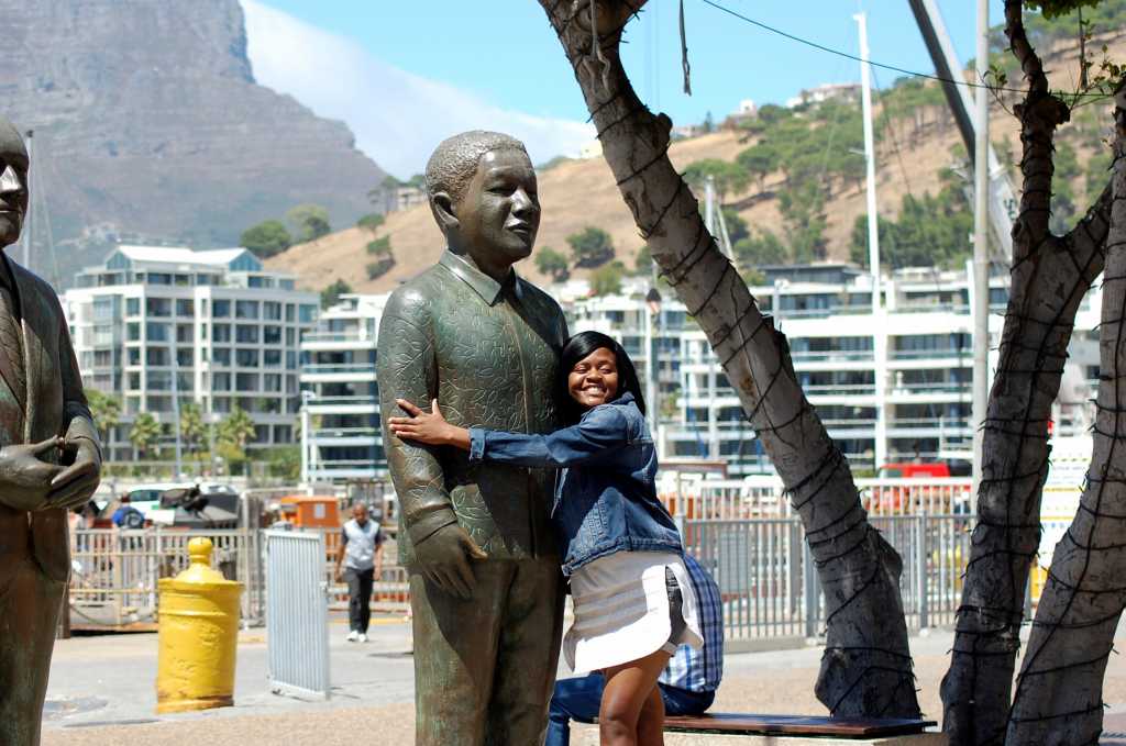 La statuia lui Mandela din Waterfront