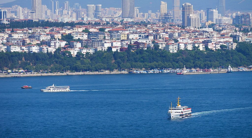 clădiri înalte, mare vapoare în Istanbul